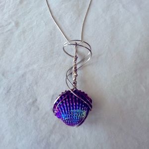 Really cool artsy necklace w/ a seashell ✨Perfect Gift for Artsy/Creative✨